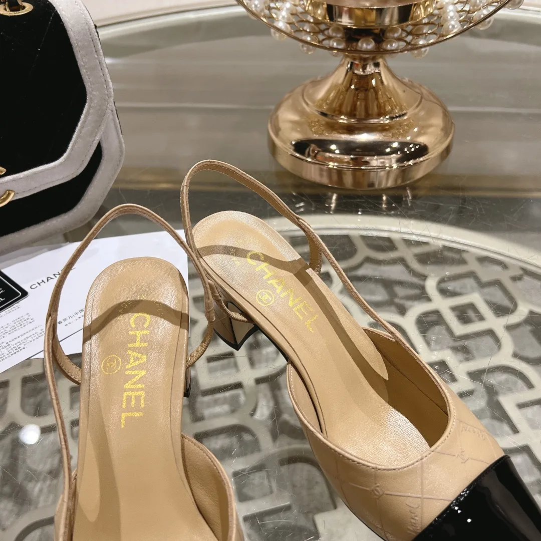 👟👟Ex-factory price 540👟👟 CHANEL Xiangjia 24vs spring and summer new fashion sandals series... Chanel is a very comprehensive noble fashion lifestyle brand. The same models are sold by major fashion bloggers and celebrities in Hong Kong, the United States, and other countries. They are simply beautiful. I fall in love with elegance and the playful sense of the future. I want to own them right away just by looking at them. But you can really think about a pair of exquisite high heels. This series is specially designed for extraordinary and indifferent ladies to create a unique overall effect. CHANEL designs products that inspire women to move forward and highlight their charm... 1️⃣Material: Original customized patent leather + imported sheepskin 2️⃣Inner lining: Original customized imported sheepskin 3️⃣Feet: Original customized imported sheepskin 4️⃣Outsole: Genuine leather sole imported from Italy 5️⃣Heel height: 2.5cm/6.5cm/9cm 6️⃣Number: 34-43 (34.40.41.42.43 customization is not returnable) 7️⃣Packaging: The latest and exquisite full set of packaging at the counter